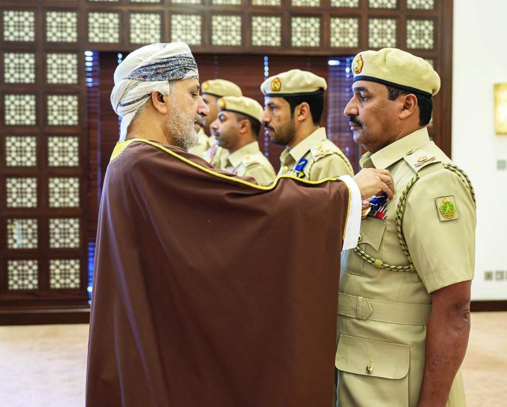أمين عام شؤون البلاط السلطاني يقلد الضباط وضباط الصف ميداليتي الخدمة الممتازة والثناء السلطاني