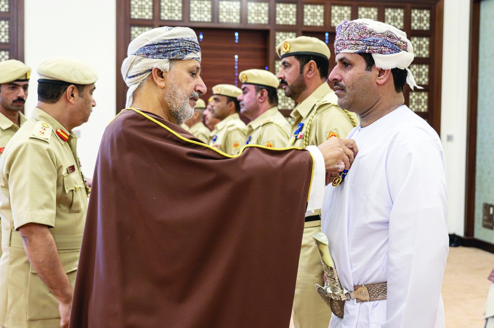 أمين عام شؤون البلاط السلطاني يقلد الضباط وضباط الصف ميداليتي الخدمة الممتازة والثناء السلطاني