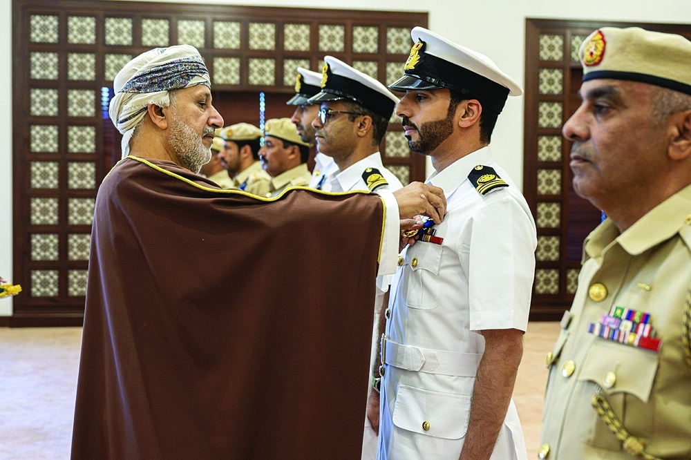 أمين عام شؤون البلاط السلطاني يقلد الضباط وضباط الصف ميداليتي الخدمة الممتازة والثناء السلطاني