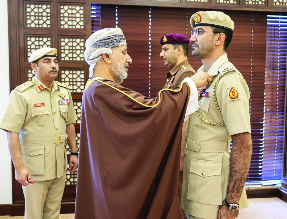 أمين عام شؤون البلاط السلطاني يقلد الضباط وضباط الصف ميداليتي الخدمة الممتازة والثناء السلطاني