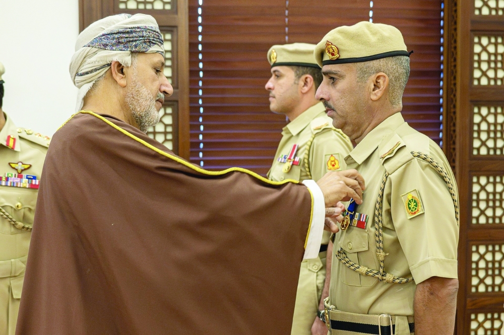 أمين عام شؤون البلاط السلطاني يقلد الضباط وضباط الصف ميداليتي الخدمة الممتازة والثناء السلطاني