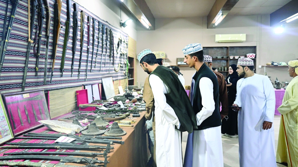 مقتنيات من السيوف التقليدية يستعرضها المعرض 