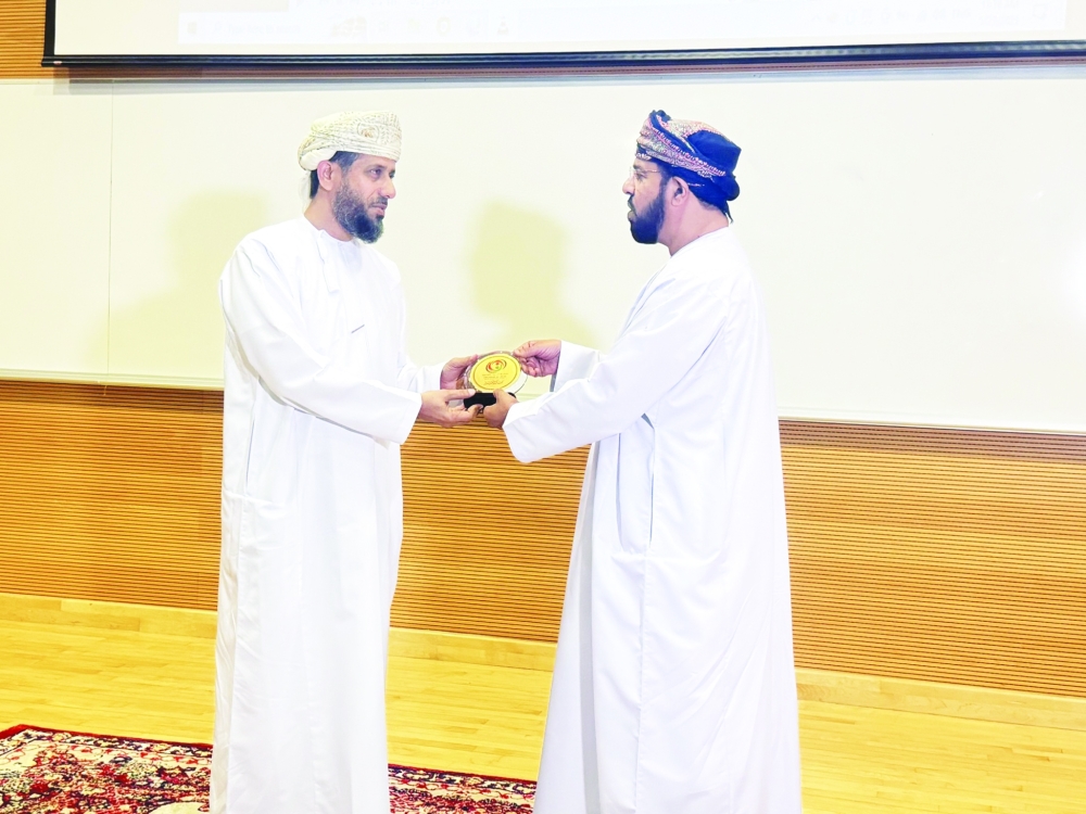 جانب من تكريم المشاركين والمنظمين