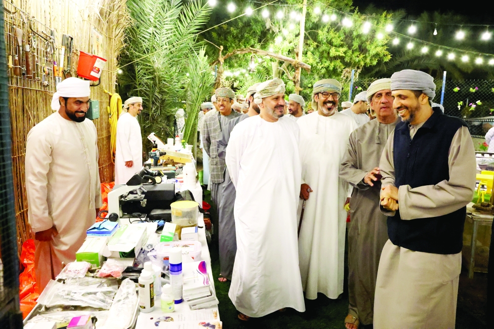 محافظ مسندم خلال تجواله في كرنفال وادي مدحاء