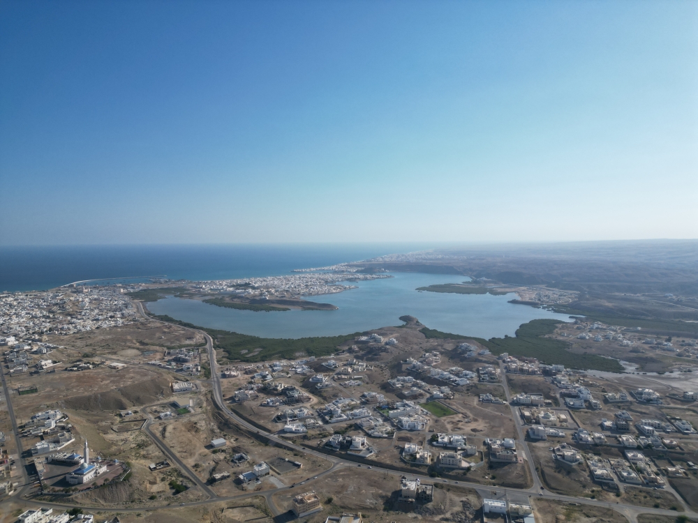 يشتكي أهالي "البطين" من ارتداد الأودية من حارة صباخ إليها إذا كان مستوى البحر مرتفعا