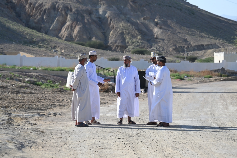 جريدة (عمان) خلال لقائها أهالي حارة "البطين" بولاية صور