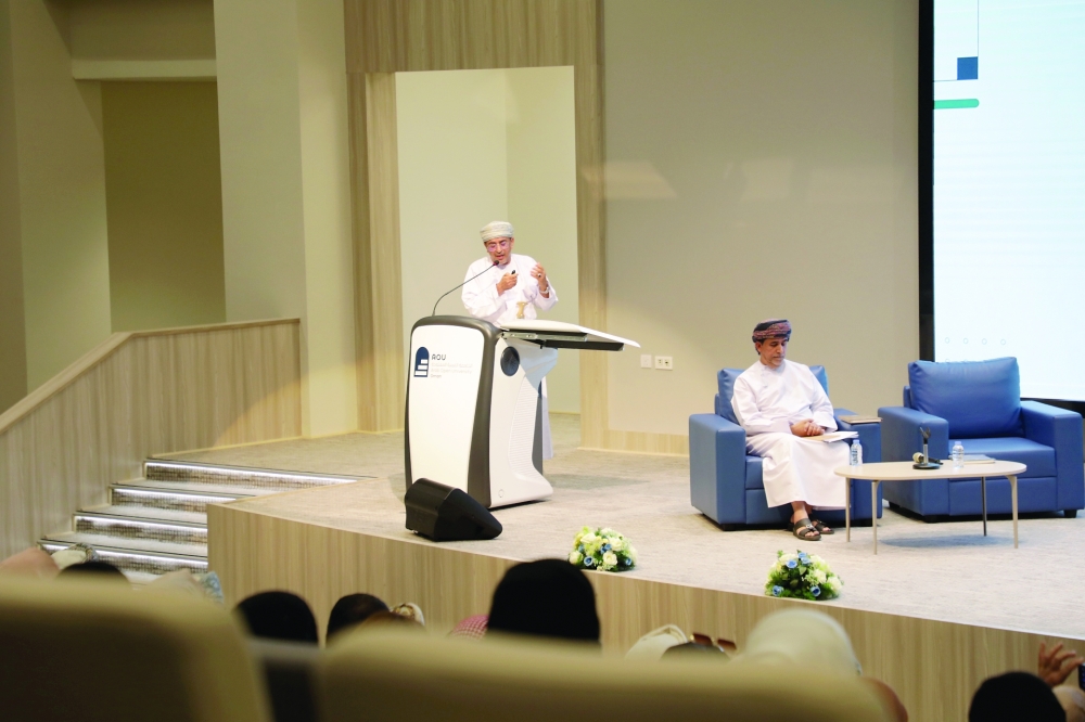 وكيل وزارة التربية والتعليم للتعليم خلال تقديمه ورقة عمل 