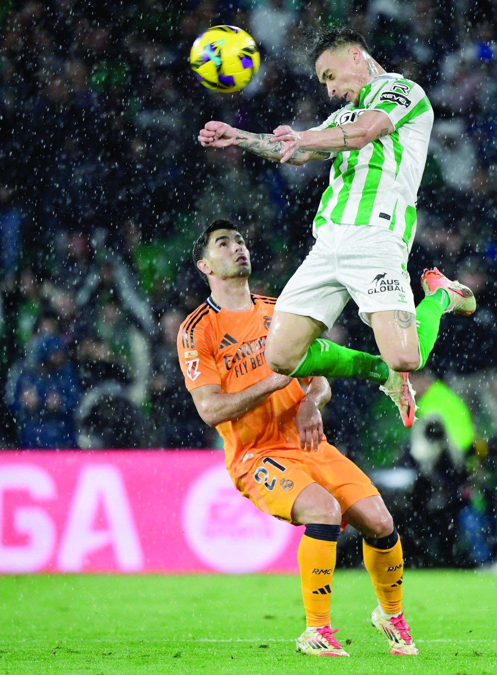 أنتوني لاعب ريال بيتيس في صراع على الكرة مع إبراهيم دياز لاعب ريال مدريد   «أ.ف.ب»