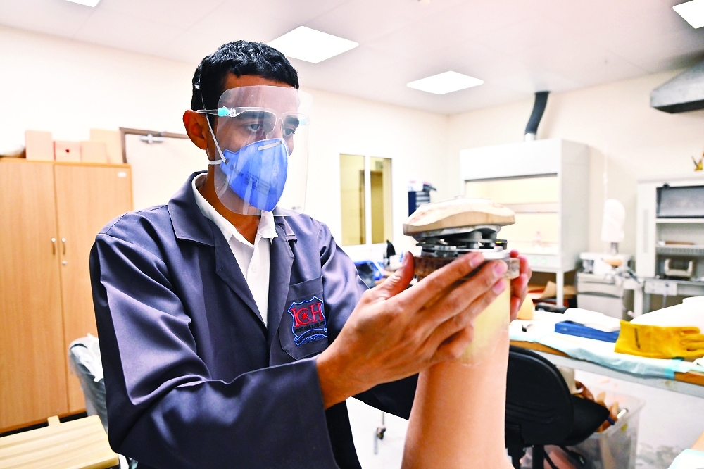 دقة و مهارة في تصنيع الاطراف البديلة