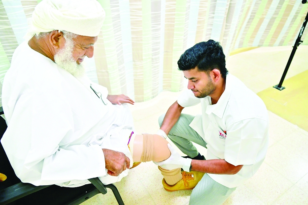 اثناء تركيب الاعضاء الصناعية لاحد المرضى بمستشفى خولة