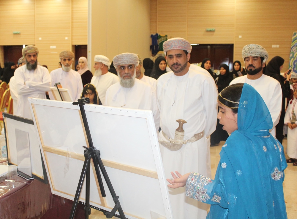 معرض مصاحب ضم نماذج من إبداعات الطلبة والمبادرات التعليمية