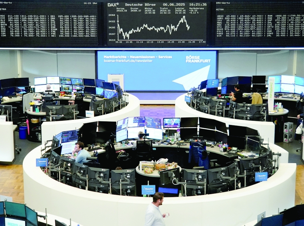 شاشة إلكترونية تعرض بيانات الأسهم المدرجة على المؤشر داكس الألماني في البورصة بفرانكفورت . "رويترز"
