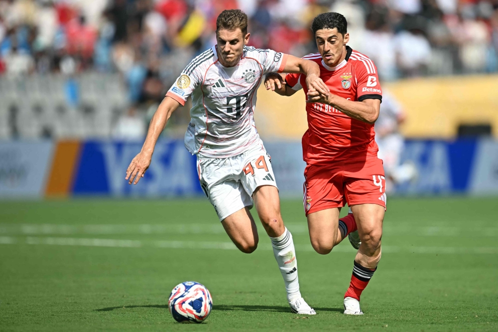 يتنافس لاعب البايرن يوسيب ستانيسيتش على الكرة مع لاعب بنفيكا  تياجو جوفيا