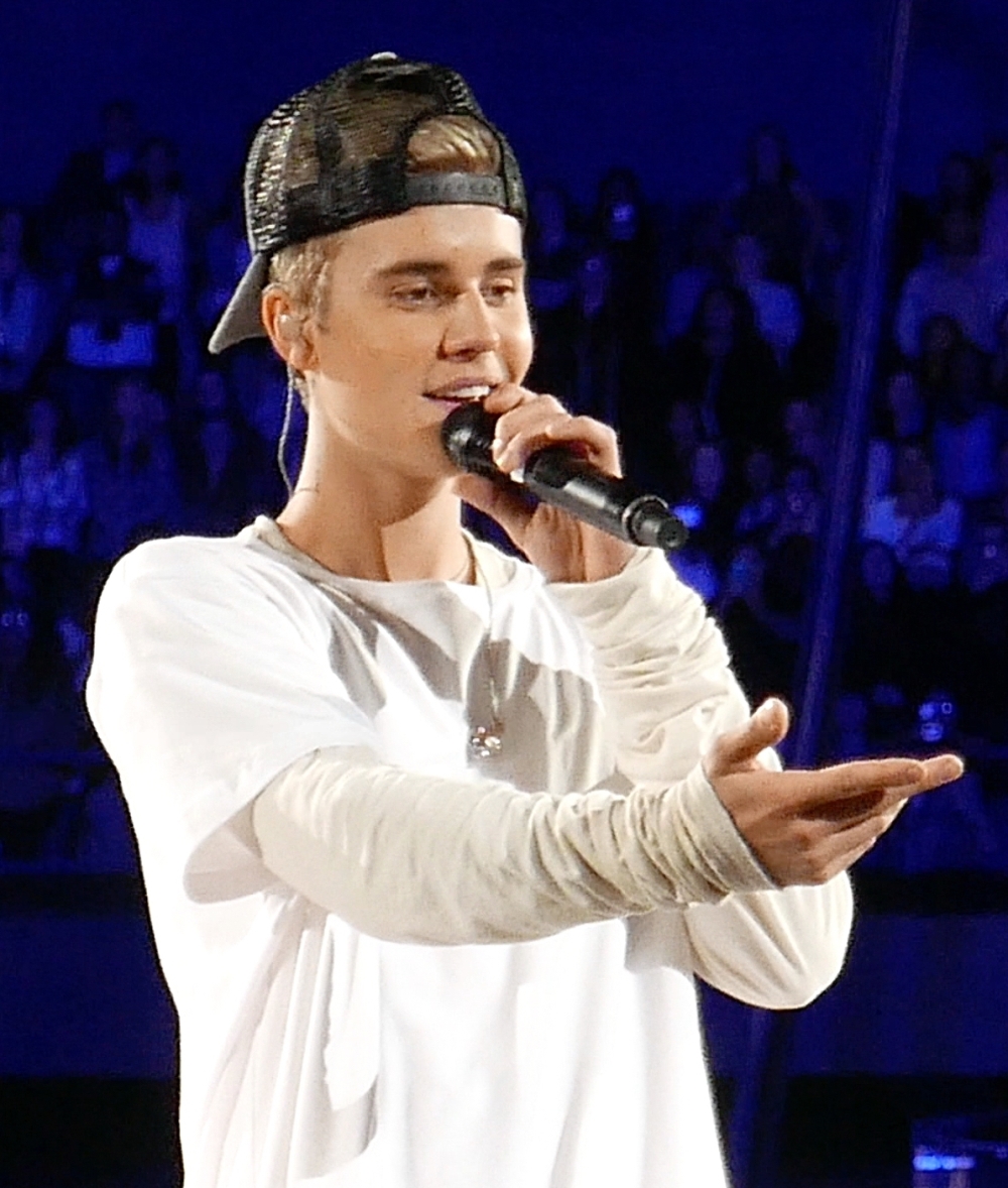 Justin_Bieber_in_Rosemont,_Illinois_(2015)_(cropped)