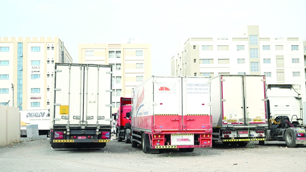 شاحنات تقف وسط الأحياء السكنية 