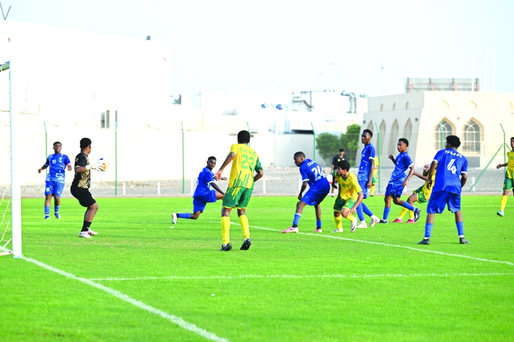من لقاء السيب وصور في الدوري      "تصوير: صالح الشرجي"