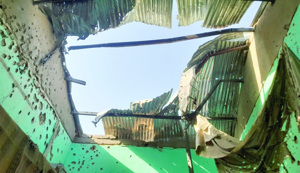  سقف متضرر بشظايا القصف في مركز للنازحين في الفاشر بالسودان. "رويترو". 