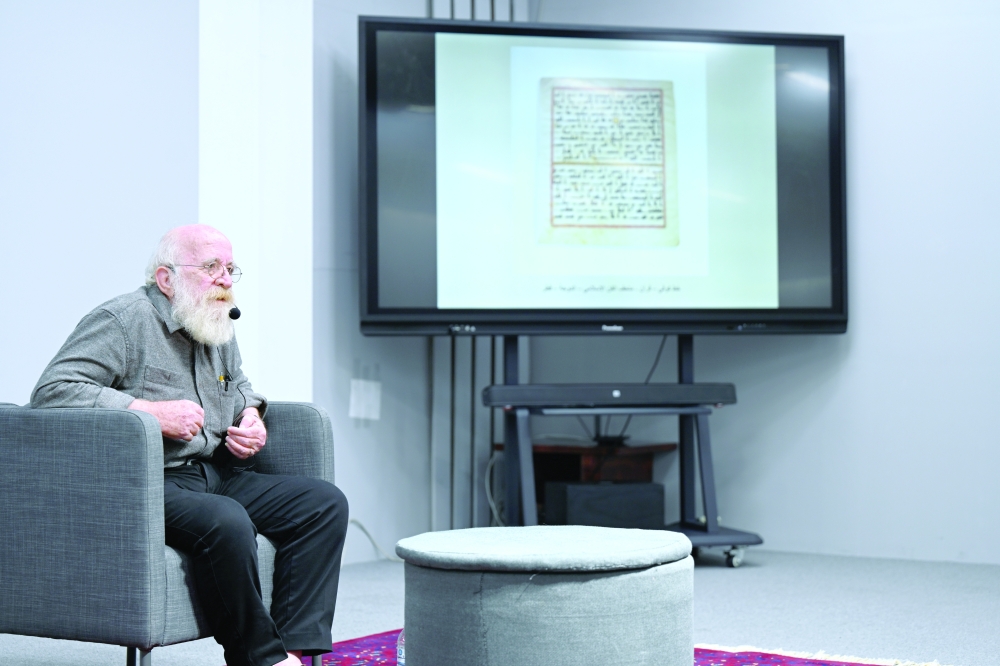 منير الشعراني متحدثا عن الخط العربي من جذوره إلى حداثته تصوير خليفة الحراصي