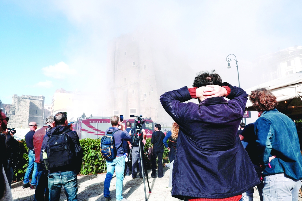 مارة يتابعون الانهيار الثاني لبرج توري دي كونتي، بجوار الكولوسيوم في روما (إيطاليا)    "رويترز"