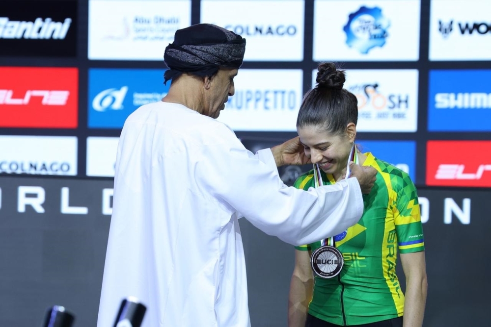 سيف الرشيدي يتوج إحدى الفتيات الفائزات بالمراكز الأولى في بطولة العالم