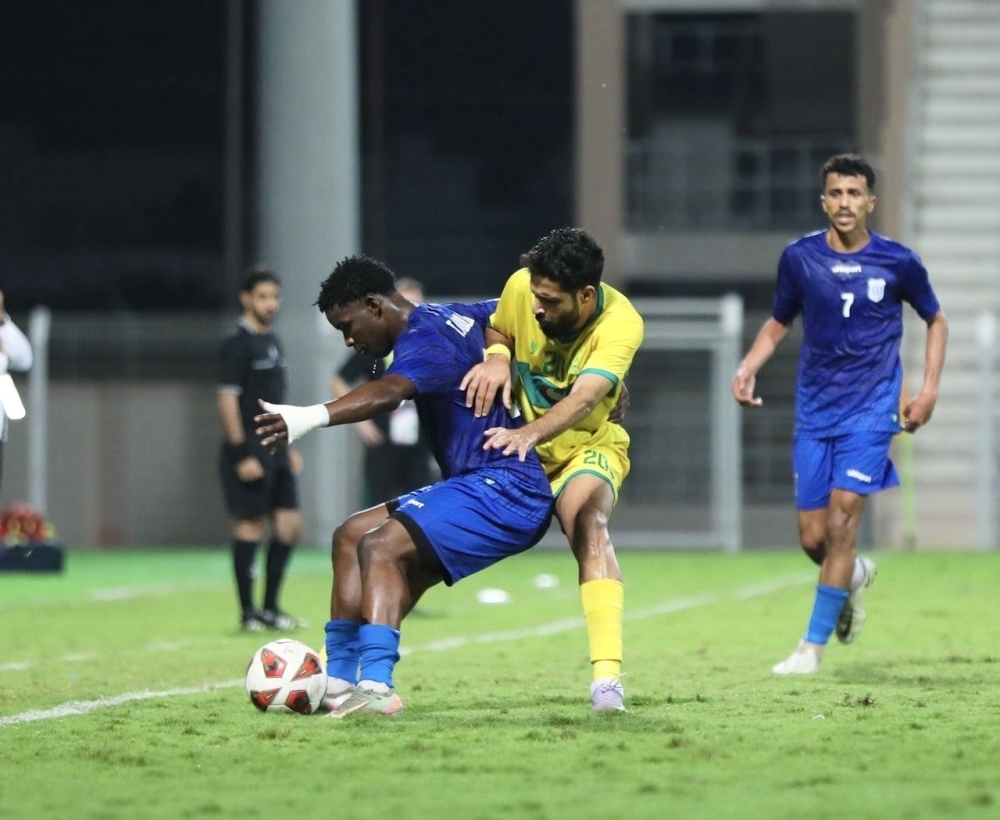 تنافس لاعبي السيب والنصر على الكرة في اللقاء       "تصوير: حسين المقبالي"