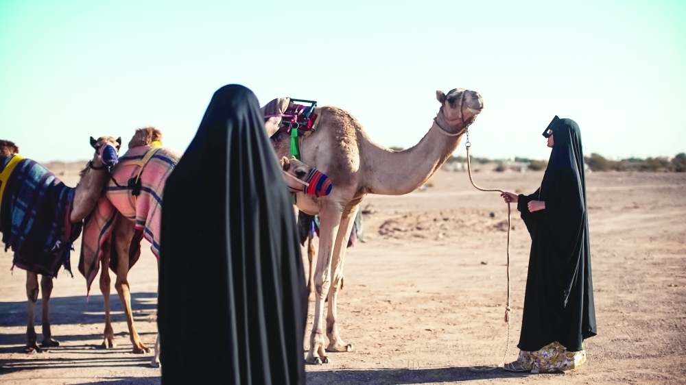 المرأة وعلاقتها بالإبل في ولاية سناو .. «تصوير: جواهر الخروصية»