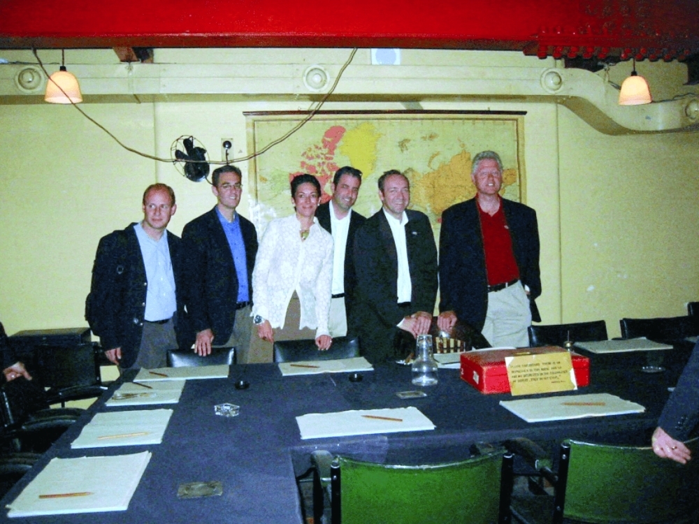 يظهر في هذه الصورة الرئيس الأمريكي الأسبق بيل كلينتون وزوجته غيسلين ماكسويل، ضمن وثائق الراحل والمدان جيفري إبستين،والتي نشرتها وزارة العدل الأمريكية في واشنطن العاصمة .رويترز
