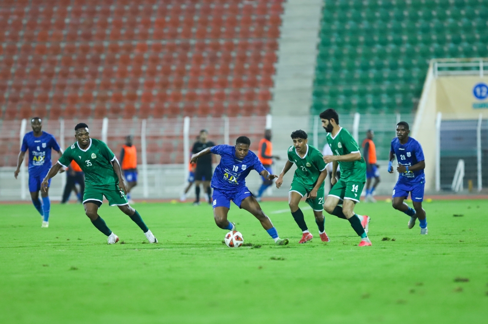 لاعب النصر محمد عبدالحكيم بيت سبيع محاصر بين ثلاثة من لاعبي صحار          "تصوير: أحمد البريكي"