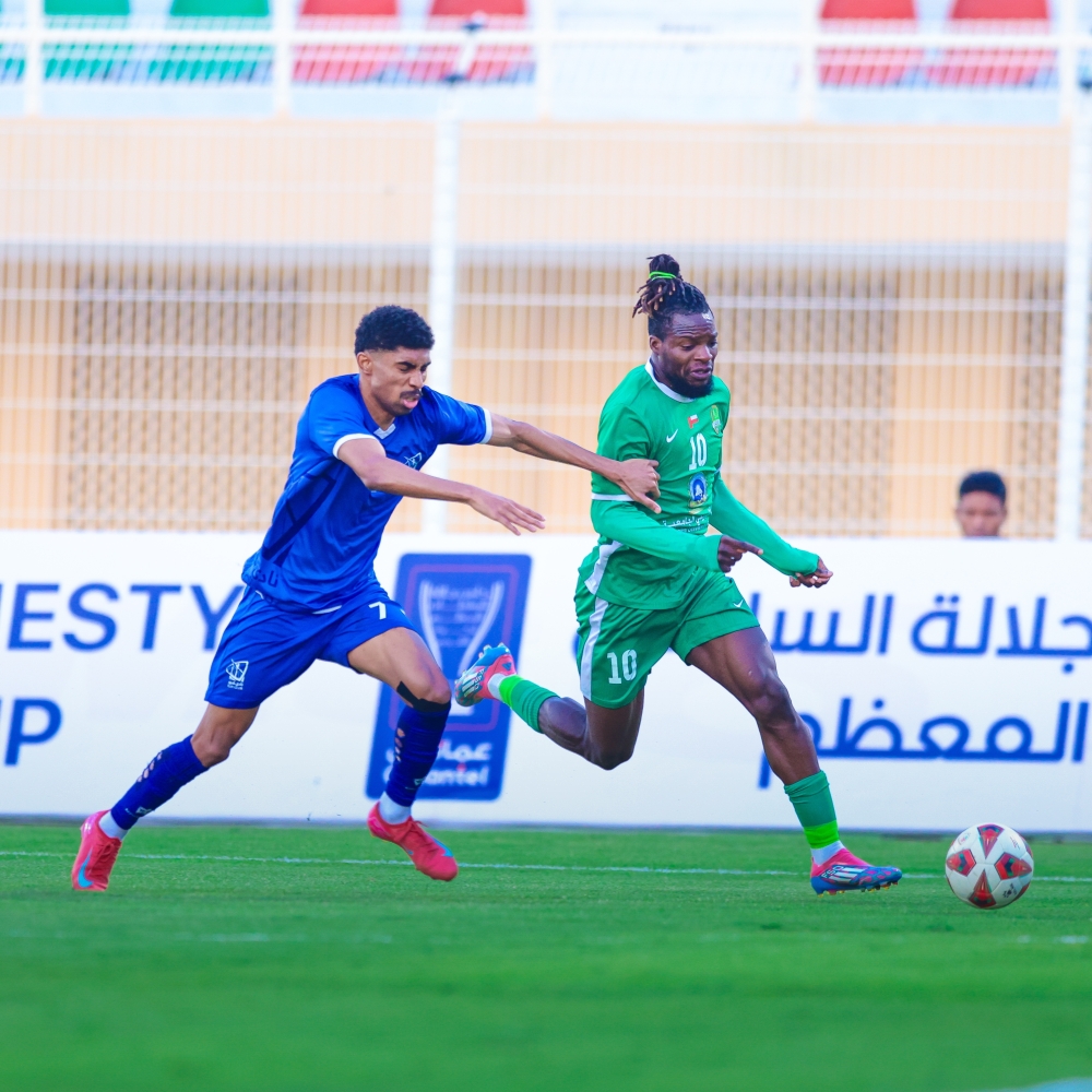 لاعب صور أيمن إبراهيم في سباق على الكرة مع لاعب النهضة بيري ميسوكي      "تصوير: أحمد البريكي"