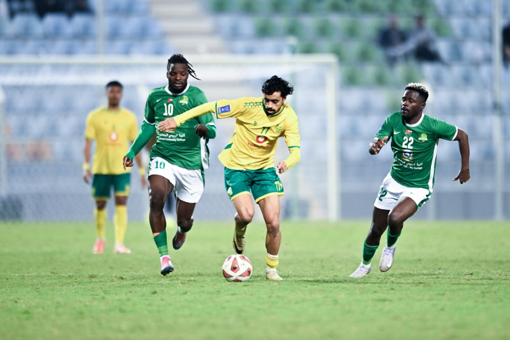 صانع ألعاب السيب ناصر الرواحي يتحكم بالكرة أمام أنظار ثنائي النهضة المحترف أودافي كيمبا وبيري ميسوكي