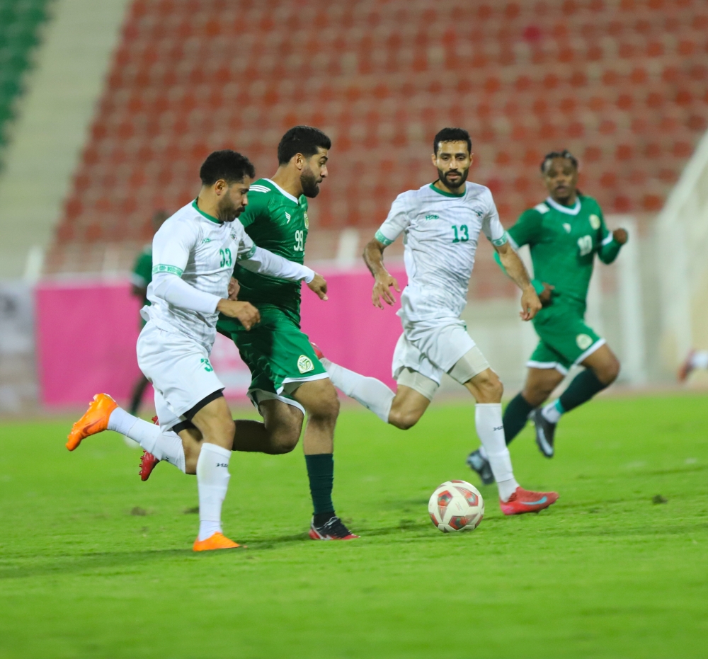 مهاجم صحار عبدالله البلوشي في سباق على الكرة مع لاعب خط وسط سمائل سليمان المعمري