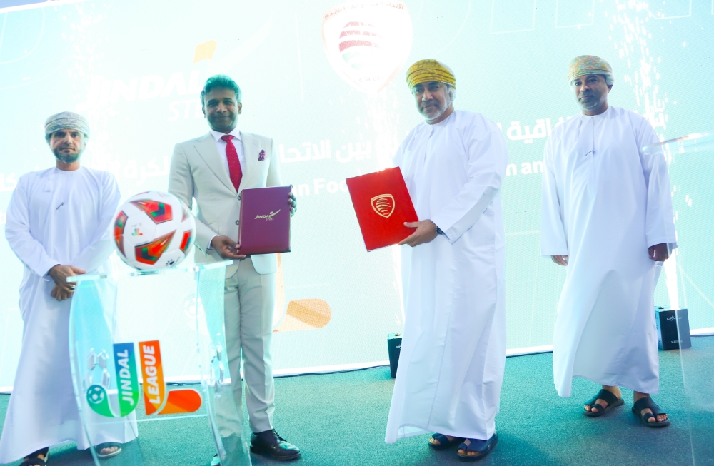 جانب من توقيع الشراكة      "تصوير: أحمد البريكي"