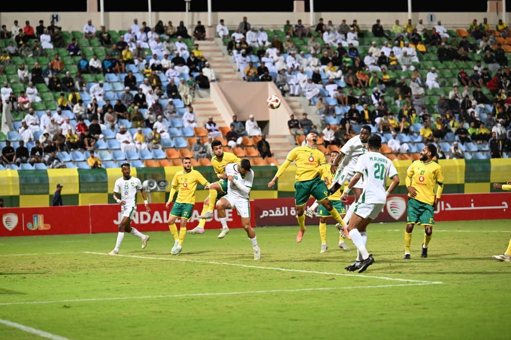 صراع بدني شرس بين لاعبي السيب والنهضة لحظة الارتقاء لكرة عالية داخل مربع العمليات