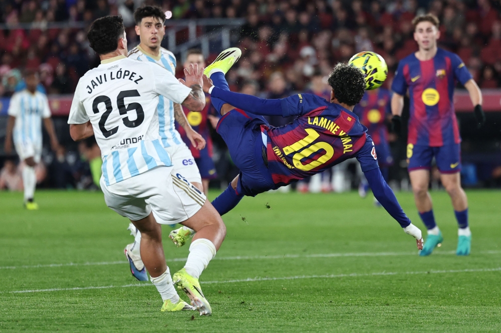 يسجل لامين يامال، الهدف الثالث لفريقه بمقصية خلال المباراة ضد ريال أوفيدو