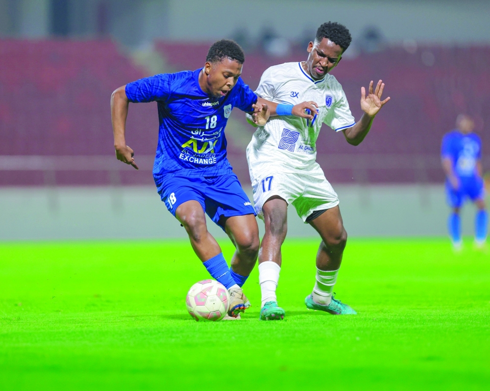 لاعب صحم عبدالعزيز الخالدي ( يمين ) يتنافس على الكرة مع لاعب النصر محمد عبدالحكيم بيت سبيع