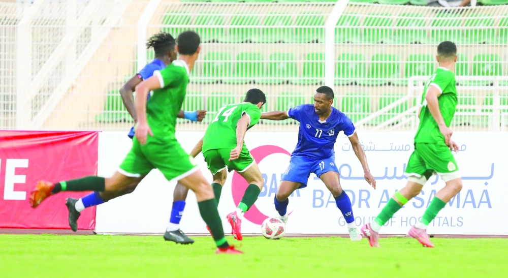 لاعب نادي صور سعود الفارسي يحاول الإفلات من رقابة لاعب نادي صحار المعتصم المقبالي