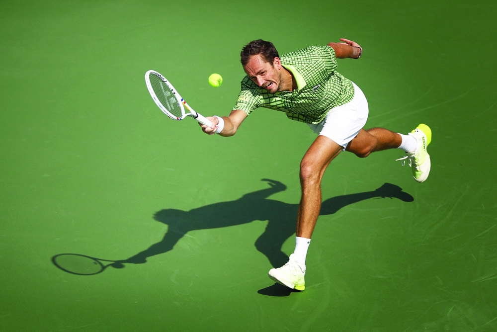 دانييل ميدفيديف يحاول رد ضربة من شانج جونتشنج خلال المباراة      «رويترز»