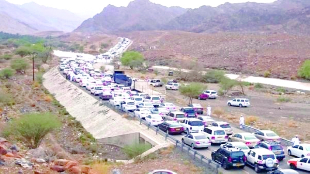 انقطاع الطريق بسبب الأودية