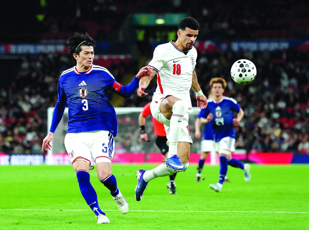 دومينيك سولانكي لاعب إنجلترا في مواجهة شوجو تانيجوتشي لاعب اليابان         «رويترز»