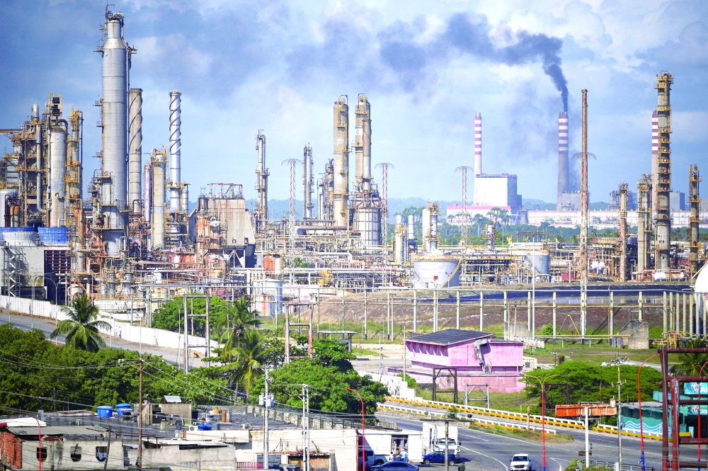 منشآت في مصفاة إل باليتو التابعة لشركة النفط الفنزويلية الحكومية . "رويترز"