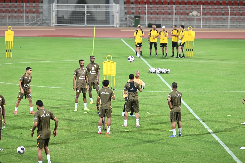 تشكلية لاعبي الأحمر في المعسكر التدريبي الأول بقيادة السكتيوي         تصوير: عبدالواحد الحمداني 