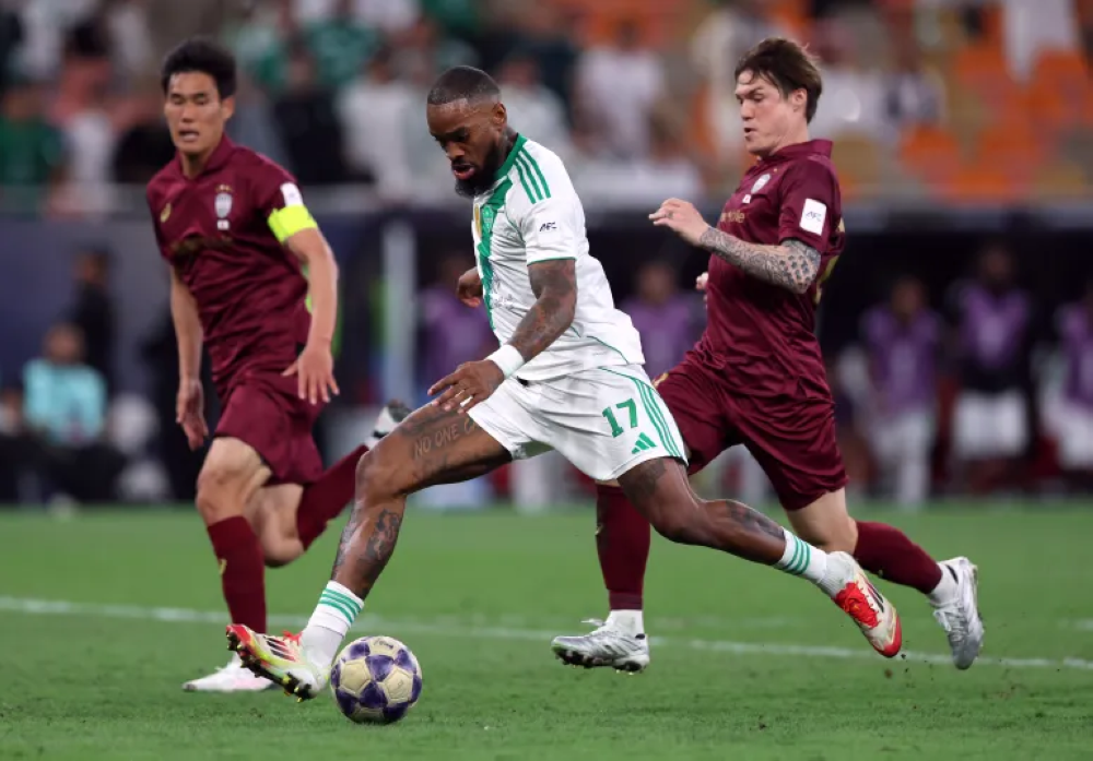 ايفان توني لاعب الأهلي السعودي يسدد كرة ضد فيسيل كوبي الياباني