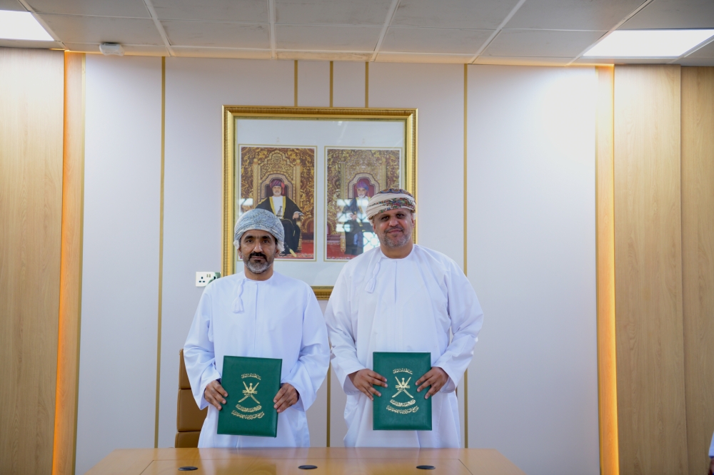من مراسم توقيع الاتفاقية بين وزارة التنمية الاجتماعية وشركة المطاحن العمانية لدعم مشروع برنامج «استقرار» 