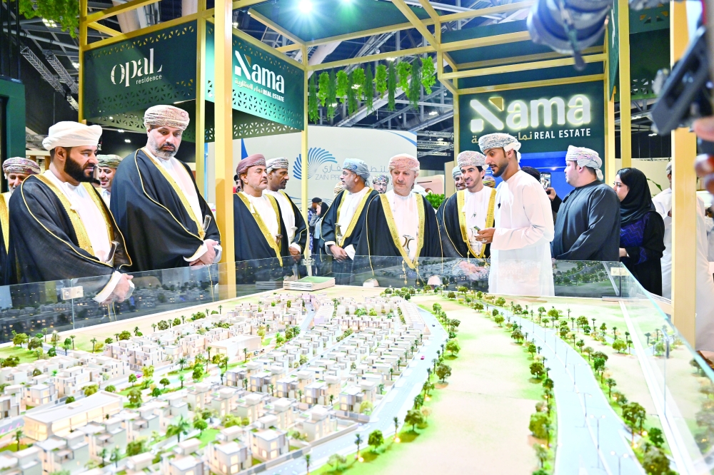 راعي الحفل يطلع على معرض عمان العقاري بمركز عمان للمعارض والمؤتمرات