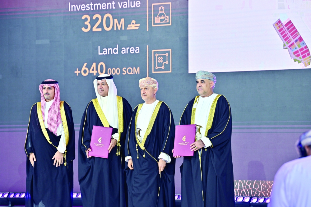 وزارة الاسكان والتخطيط العمراني خلال توقيعها الاتفاقية مع أول مطور سعودي بمدينة السلطان هيثم