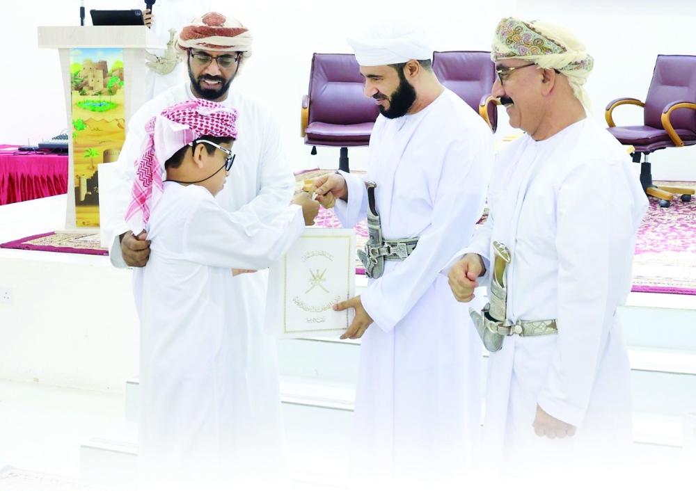 أثناء تكريمه من وزير الأوقاف والشؤون الدينية بعد حصوله على المركز الثاني على مستوى السعودية ودول الخليج العربية
